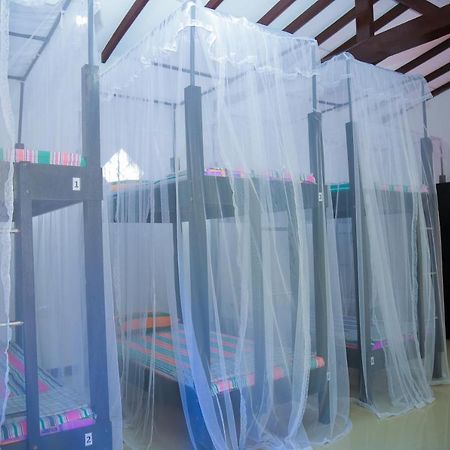 Hikka Surf Hostel Hikkaduwa Bagian luar foto