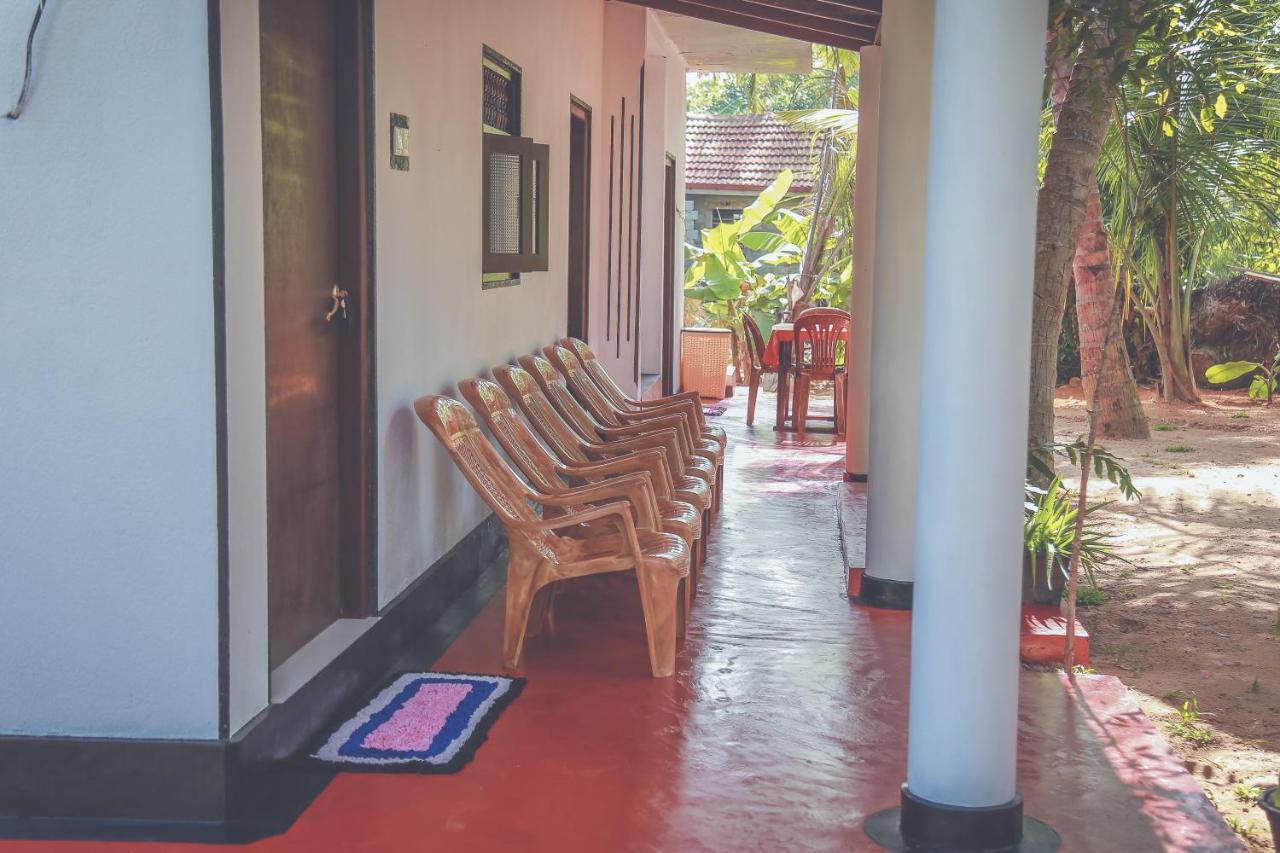 Hikka Surf Hostel Hikkaduwa Bagian luar foto