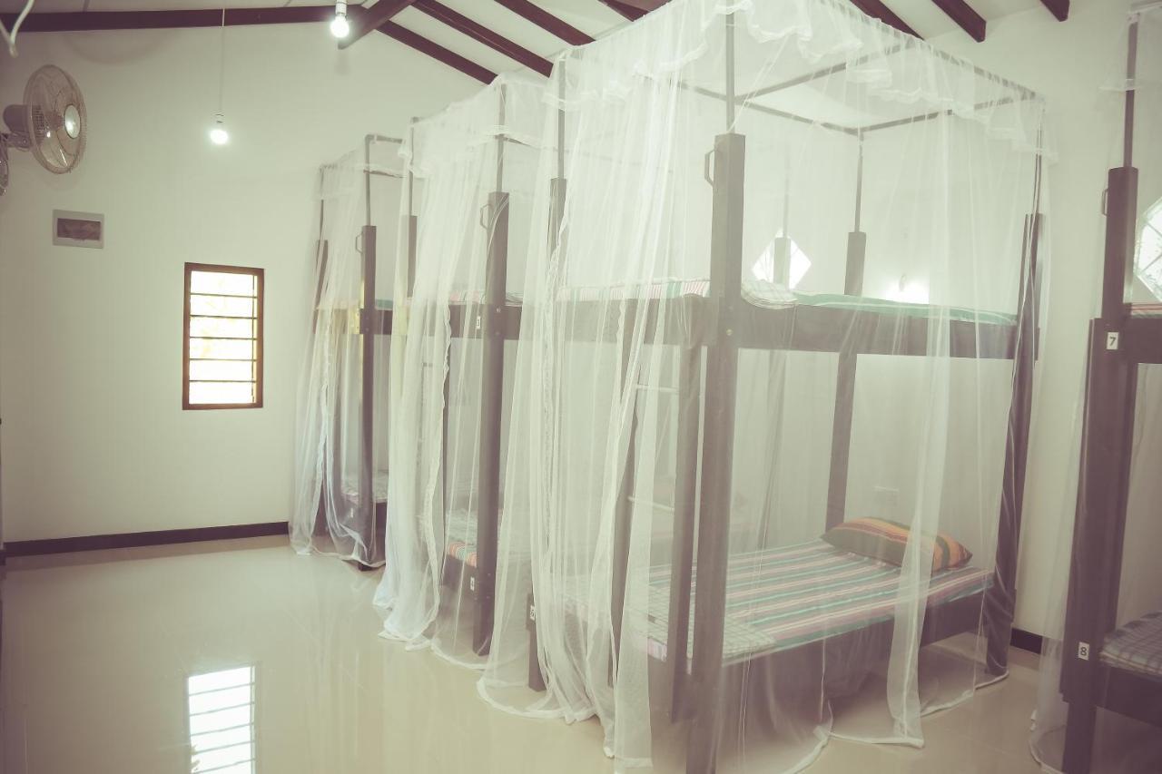 Hikka Surf Hostel Hikkaduwa Bagian luar foto