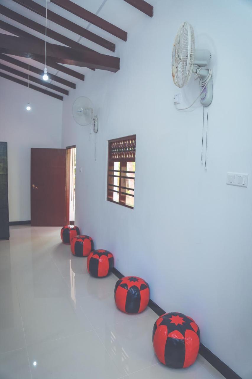 Hikka Surf Hostel Hikkaduwa Bagian luar foto