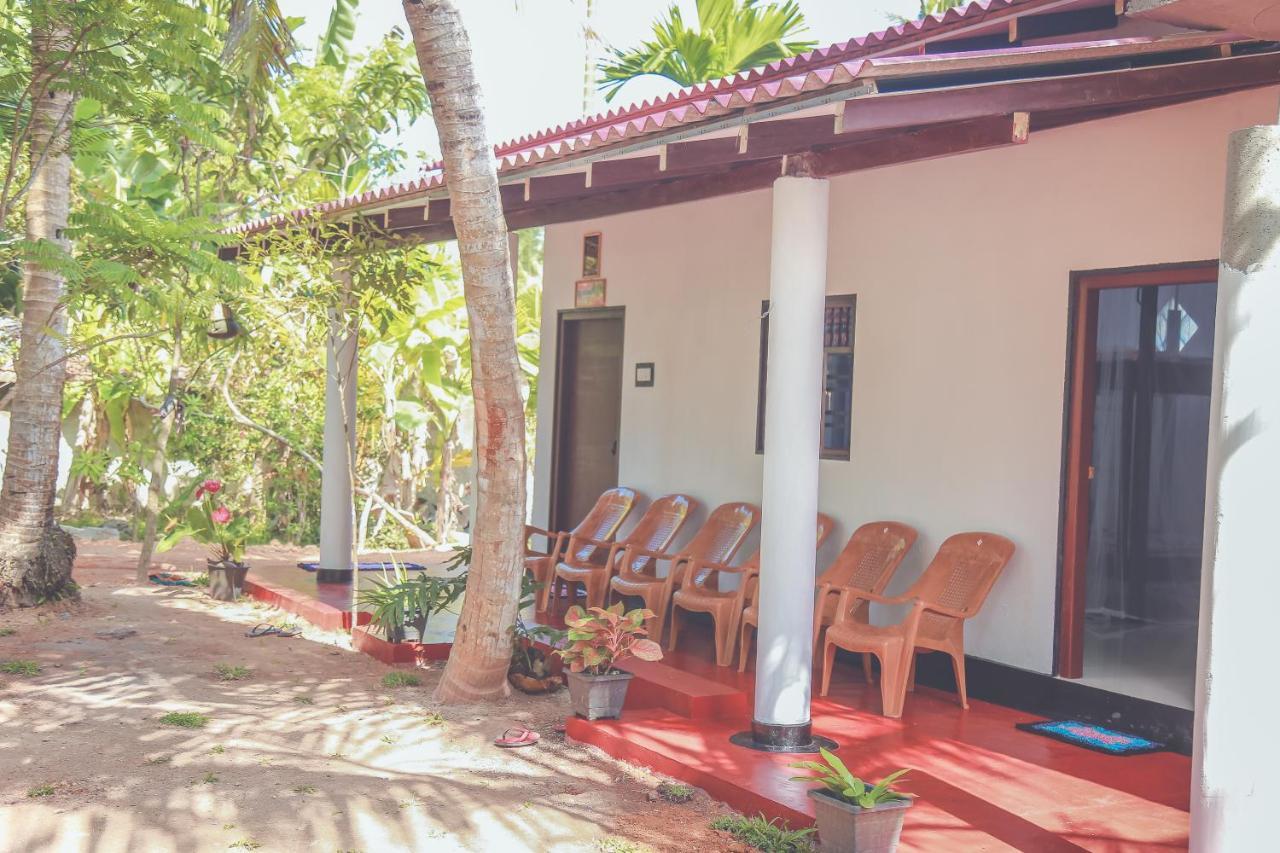 Hikka Surf Hostel Hikkaduwa Bagian luar foto