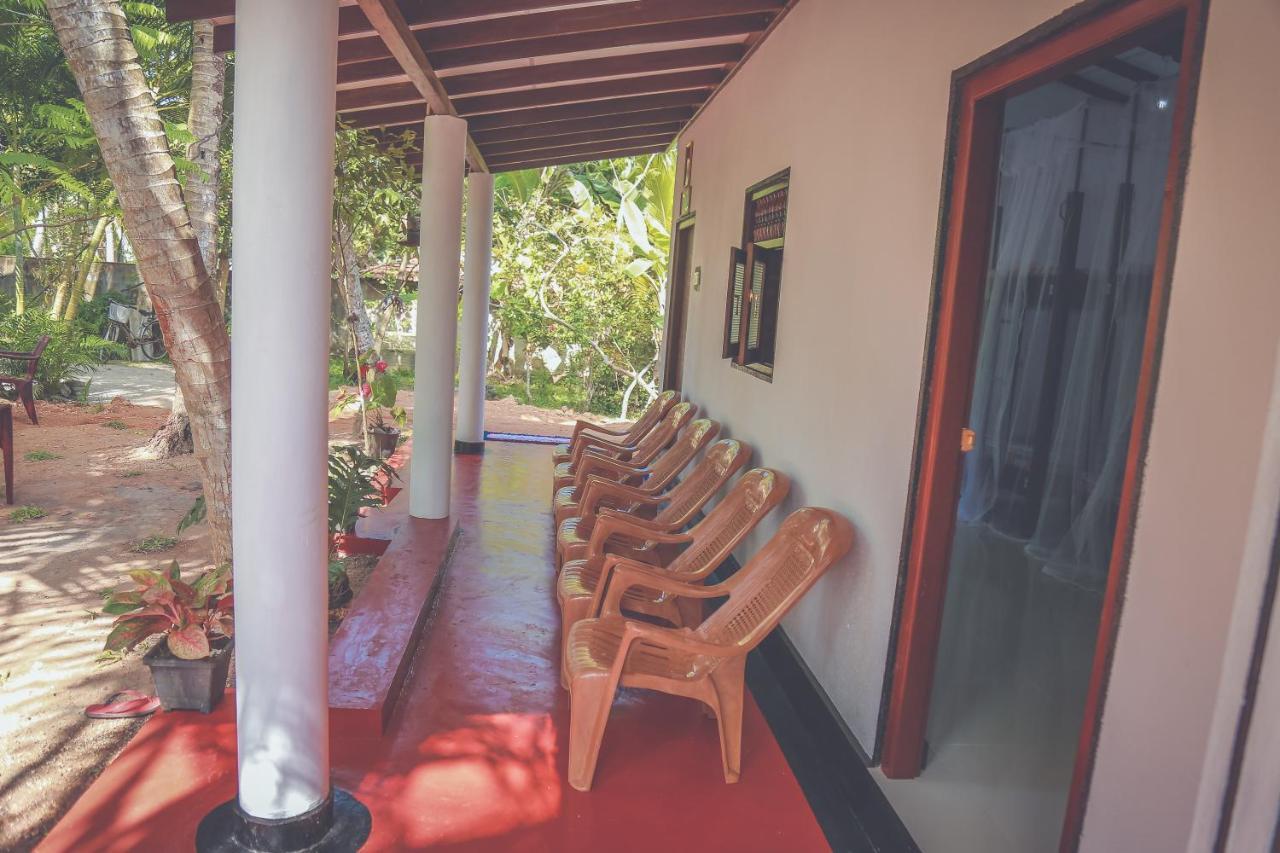 Hikka Surf Hostel Hikkaduwa Bagian luar foto