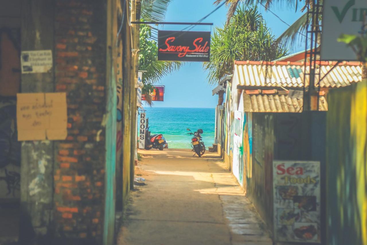 Hikka Surf Hostel Hikkaduwa Bagian luar foto