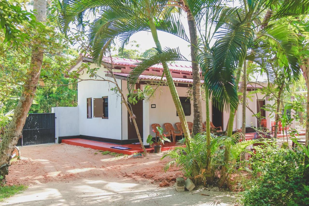 Hikka Surf Hostel Hikkaduwa Bagian luar foto