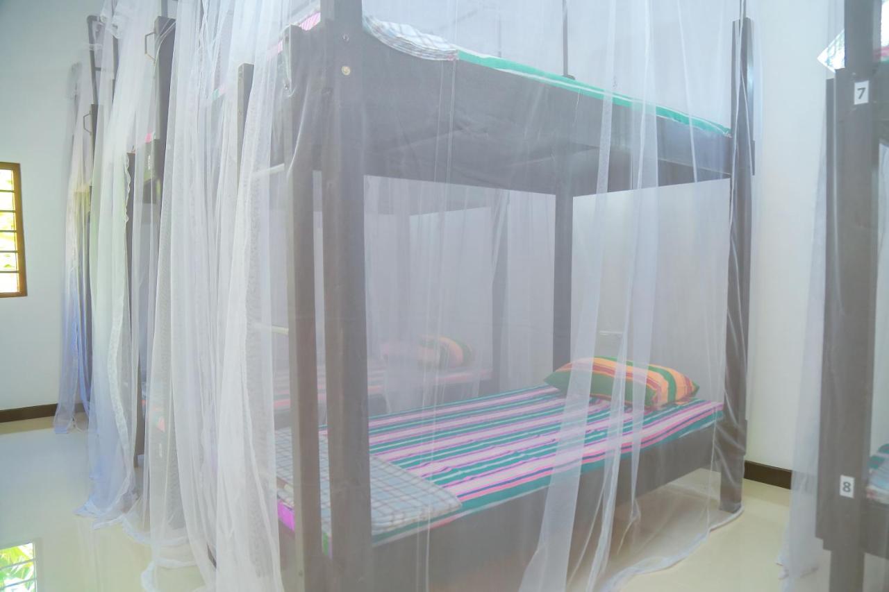 Hikka Surf Hostel Hikkaduwa Bagian luar foto