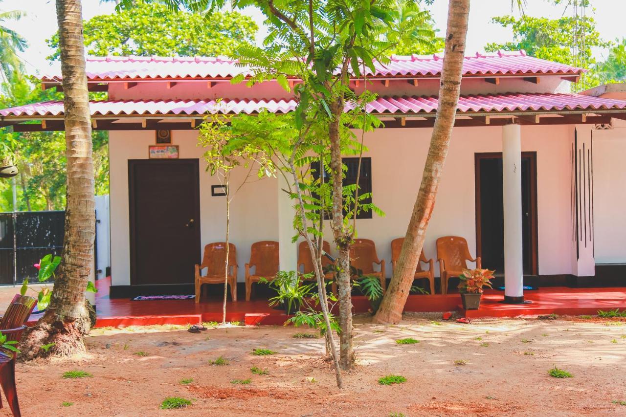 Hikka Surf Hostel Hikkaduwa Bagian luar foto