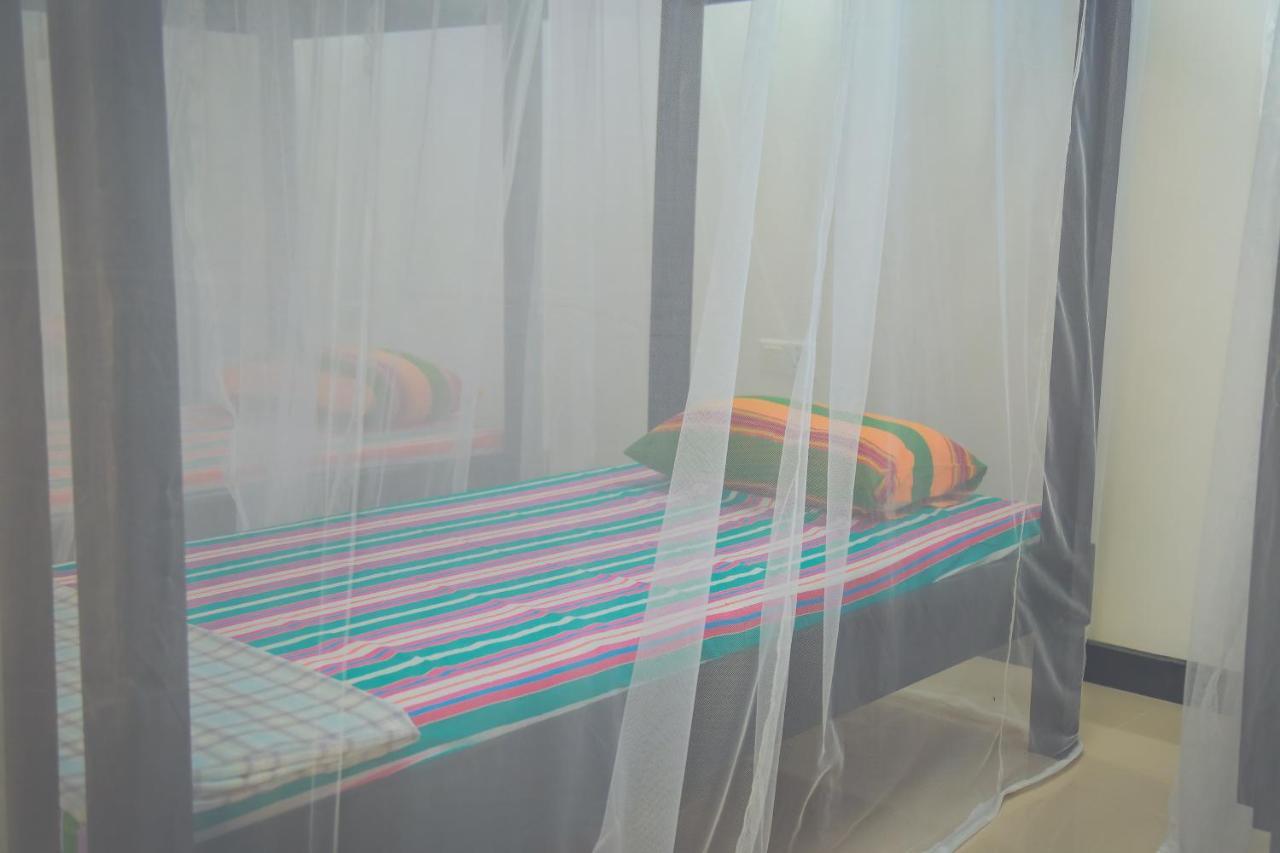 Hikka Surf Hostel Hikkaduwa Bagian luar foto