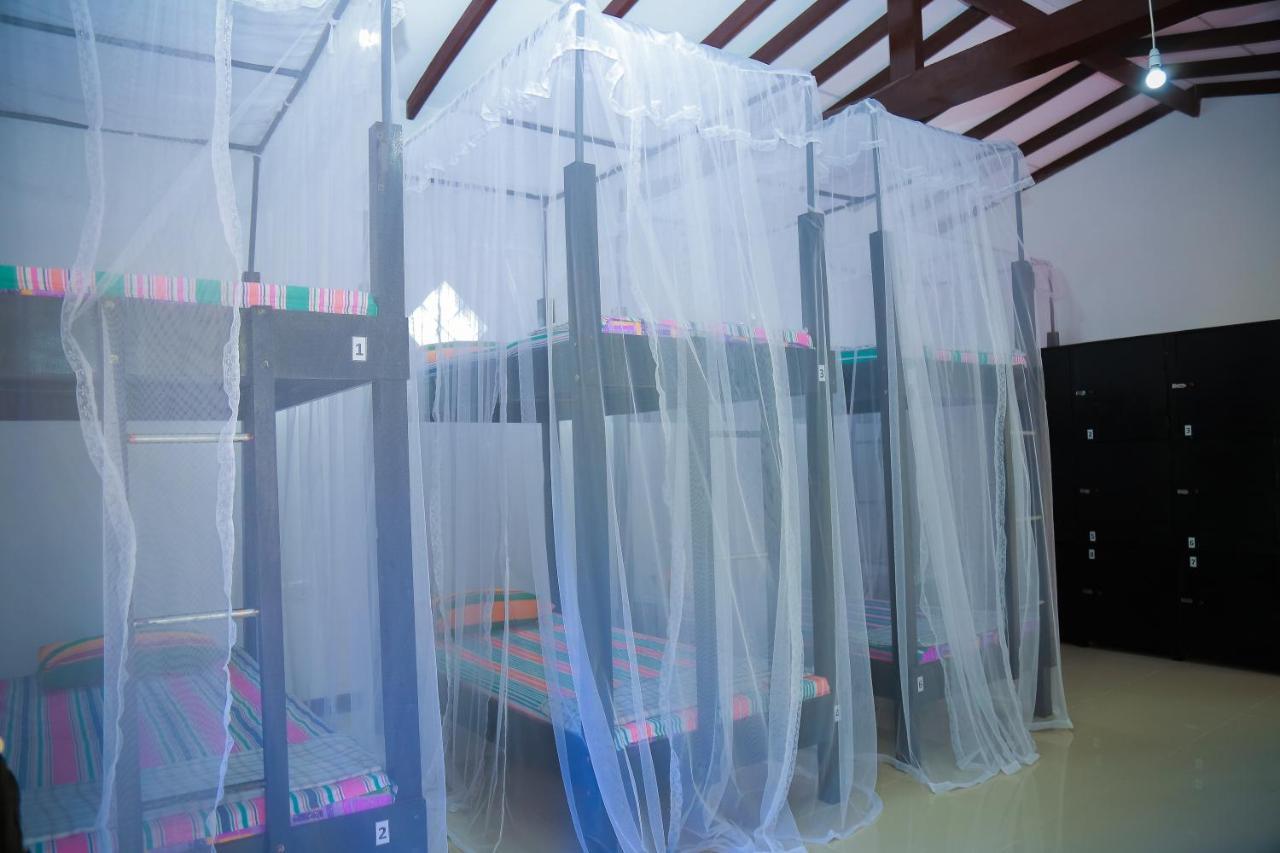 Hikka Surf Hostel Hikkaduwa Bagian luar foto